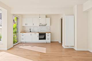 <p><span>Instapklaar appartement in het hartje Sint-Niklaas</span></p><p><span> </span></p><p><span>Dit betreft een recent volledig vernieuwd appartement op een absolute toplocatie, vlak aan de Grote Markt van Sint-Niklaas. </span></p><p><span>Dankzij de centrale ligging bevinden winkels, horecazaken, openbaar vervoer en andere belangrijke voorzieningen zich allemaal op wandelafstand. </span></p><p><span>Het appartement combineert een frisse, moderne uitstraling met het comfort van wonen in het bruisende stadscentrum en is volledig instapklaar. </span></p><p><span> </span></p><p><span>INDELING</span></p><p><span> </span></p><p><span>2de verdieping :</span></p><p><span>Ruime inkomhal.</span></p><p><span>Lichtrijke woonkamer met open keuken.</span></p><p><span>Hedendaagse keuken, voorzien van alle comfort en met toegang tot het terras.</span></p><p><span>Berging met o.a. voorziening voor wasmachine.</span></p><p><span>Terras aan de achterzijde van het gebouw.</span></p><p><span>2 slaapkamers.</span></p><p><span>Badkamer voorzien van een inloopdouche, lavabomeubel en toilet.<br /><br /></span></p><p><span>EXTRA</span></p><p><span>Absolute toplocatie op wandelafstand van alle faciliteiten (winkelstraat, station, scholen,...).</span></p><p><span>Trendy woonstijl met veel lichtinval.</span></p><p><span>Asbestvrij.</span></p><p><span>Elektriciteit conform. </span></p><p><span>PVC ramen met dubbele HR beglazing.</span></p><p><span> </span></p><p><span>Zeer geschikt voor zowel de jonge starter als investeerder!</span></p><p><span> </span></p><p><span>EPC: 191kWh/m² - label B</span></p><p><span>Wg - Vg - Gvv - Gvkr - Gmo</span></p><p><span> </span></p>