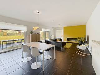 Stijlvol wonen in alle rust – een alleenstaande parel in het hart van Petegem-aan-de-Leie.Welkom in deze prachtige open bebouwing aan de Meirelos 42,...