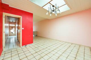 <p><span><strong>Geef deze woning een nieuw verhaal: 3 slaapkamers en buitenruimte in Hoboken</strong></span></p><p><span><span>Ben je op zoek naar een woning die je helemaal naar eigen smaak kan renoveren? In de Edmond Cretsstraat 27 in </span><strong>Hoboken</strong><span>, een district van Antwerpen, vind je een mooie kans om jouw plannen waar te maken.</span></span></p><p><span><span>Deze woning biedt een bewoonbare oppervlakte van 117 m², met drie slaapkamers, een leefruimte, een keuken en buitenruimte achteraan. De zolderkamer zorgt voor extra ruimte en mogelijkheden, bijvoorbeeld als slaapkamer, bureau of hobbykamer.</span></span></p><p><span><span>De woning vraagt renovatiewerken, maar biedt tegelijk een goede basis om stap voor stap een plek te creëren die echt bij jou past. Ideaal voor handige kopers, renovatoren of investeerders met oog voor potentieel.</span></span></p><p><span><strong>Troeven</strong></span></p><ul><li><span><span>117 m² bewoonbare oppervlakte</span></span></li><li><span><span>3 slaapkamers</span></span></li><li><span><span>Extra ruimte op zolder</span></span></li><li><span><span>Buitenruimte achteraan</span></span></li><li><span><span>Gelegen in Hoboken, district Antwerpen</span></span></li><li><span><span>Tal van mogelijkheden om naar eigen smaak te renoveren</span></span></li></ul><br /><p><span><span>Loodzone: Gelegen binnen de afgebakende loodzone 2 te Hoboken.</span></span><br /><span><span>Renovatieverplichting: Niet van toepassing.</span></span></p><p><span><span> </span></span></p><p><span><strong>Zie jij het potentieel? Contacteer ons voor meer informatie of een bezoek.</strong></span></p>