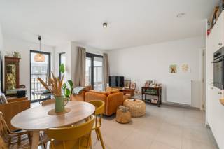 Dit moderne instapklare appartement (bouwjaar 2020 - APP. 2.04 / BUS 0201) is gelegen in hartje Lokeren.Hierbij de grote troeven:🌳 Ruim terras met...