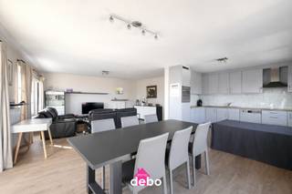 Op zoek naar een ruim, lichtrijk en energiezuinig appartement op een uitstekende ligging in Kortrijk? Dit verzorgd appartement op de derde...