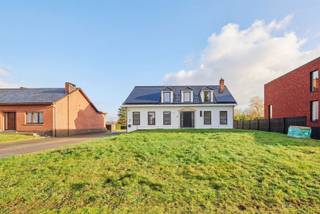 Hier bevinden we ons in 1 van de mooiste lanen van Leopoldsburg, vlakbij de natuur.Deze villa werd recent vernieuwd en is technisch volledig in orde...