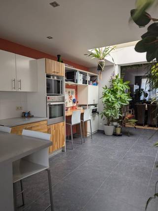 Op zoek naar een instapklare woning met een uitstekende ligging én een sterke energieprestatie?<br /><br />Dan is deze verzorgde gezinswoning zeker een bezoek waard. Gelegen op een centrale locatie, op korte afstand van scholen, winkels en het centrum, combineert deze woning comfort, duurzaamheid en een vlotte bereikbaarheid.<br /><br />De woning beschikt over een EPC-label B, waardoor geen renovatieverplichting van toepassing is. Bovendien is de elektrische installatie conform, wat een zorgeloze aankoop garandeert.<br />Doorheen de jaren werd de woning uitstekend onderhouden en voorzien van tal van kwaliteitsvolle vernieuwingen. Zo werd het dak vernieuwd en uitgerust met Velux-dakramen voorzien van rolluiken op zonne-energie, wat zorgt voor extra comfort en een aangenaam binnenklimaat.<br /><br />Ook op vlak van duurzaamheid scoort deze woning bijzonder goed. De zonnepanelen, inclusief groenestroomcertificaten, zorgen voor een lagere energiefactuur. Daarnaast is het toilet aangesloten op een regenwaterput en is de woning uitgerust met een stroomloze waterontharder, wat zowel ecologisch als economisch een meerwaarde biedt.<br /><br />Binnen geniet u van een lichtrijke leefruimte en drie volwaardige slaapkamers, met de mogelijkheid om een vierde slaapkamer, bureauruimte of hobbykamer te creëren, ideaal voor grotere gezinnen of thuiswerkers.<br /><br />Buiten wacht een goed onderhouden tuin, waar u in alle rust kunt genieten van het buitenleven. Deze verzorgde buitenruimte vormt de ideale plek om te ontspannen of gezellig tijd door te brengen met familie en vrienden.<br /><br />Kortom, een energiezuinige, instapklare en uitstekend onderhouden woning met tal van troeven, gelegen op een centrale en gegeerde locatie. Een ideale thuis voor wie comfortabel wil wonen zonder zorgen.<br /><br />Een bezoek plannen of wil je meer info ? contacteer ons via www.destryker.be of via tel 02/356.61.60