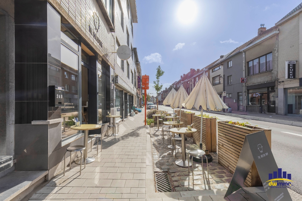 Hippe lunchplek met zonnig terras, volledig uitgerust handelspand te koop in Gent - photo 4