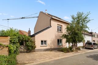 <p>In een doodlopende straat, op korte afstand van Leuven, bevindt zich deze recent gerenoveerde woning met prachtige tuin.<br /><br /></p>
<p>De woning werd recent gerenoveerd en stijlvol ingericht. Bij het binnenkomen geeft de glazen deur meteen zicht op de lichtrijke benedenverdieping.<br /><br /></p>
<p>Deze is handig ingedeeld met een ruime living en eetgedeelte, aansluitend aan een open keuken.<br /><br /></p>
<p>Daarnaast ligt een afzonderlijk toilet en een wasruimte met douche op het gelijkvloers, praktisch ingedeeld.<br /><br /></p>
<p>Ook de technische ruimtes zijn doordacht ingedeeld en is er een extra opslagruimte gecreëerd boven de badkamer op het gelijkvloers.<br /><br /></p>
<p>De woonruimtes staan langst weerzijde onmiddellijk in verbinding met de gezellige verscheidene buitenruimtes.<br /><br /></p>
<p>Dankzij de verschillende terrassen en de rust van de omgeving, is de tuin een absolute troef.<br /><br /></p>
<p>Op het eerste verdiep is een tweede, volledig uitgeruste badkamer met groot ligbad en toilet aanwezig.<br /><br /></p>
<p>Hiernaast beschikt de woning over een bijzonder ruime kamer aan de voorzijde.<br /><br /></p>
<p>Op het bovenste verdiep is het mogelijk om de kamer op de delen in 2 afzonderlijke kamers om de woning om te vormen tot 3 volwaardige slaapkamers.<br /><br /></p>
<p>Tot slot beschikt deze woning over bij veel bergruimte, op zowel het zolderverdiep, als ook dankzij de kelder gelegen onder de eetruimte en het tuinhuis.</p>
<p></p>
<p>Troeven van de woning:</p>
     -Recent gerenoveerd en volledig instap klaar<br />     -EPC B: voorzien van 25 zonnepanelen<br />     -Rustige en groene woonomgeving, gelegen rondom landbouw en bosgebied<br />     -Woning is gelegen in een doodlopende straat<br />     -Nabijgelegen school &amp; winkel op wandelafstand<br />     -2 Volwaardige slaapkamers, om te vormen naar 3<br />     -Prima ligging tussen Brussel en Leuven &amp; uitstekend openbaar vervoer<br />     -Veel lichtinval en verbinding tussen ruimtes en tuin<br />     -Ruime keuken praktisch gelegen naast zijingang en bergruimte<br />     -Onderhoudsvriendelijke volwassen tuin met 3 terrassen<br />     -Praktische ingang langst de zijkant voor zowel tuin en woning<br />     -Veel bergruimte en een ruime kelder aanwezig<br /><br />
<p>Interesse in deze aantrekkelijke woning? Neem gerust contact op via info@bvm-vastgoed.be of 016 23 21 45 voor meer informatie of om een bezoek in te plannen.</p>