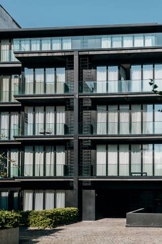 Deze <strong>zonnige loft gelegen nabij het Theaterplein, </strong>munt uit door het hedendaags comfort. <br /><br />De strak aandoende gietvloer van Bolidt werd tot in de doucheruimte doorgetrokken wat het onderhoud beperkt. <strong>De van muur tot muur te</strong> <strong>openen vouwschuifdeuren </strong>vormen elke woonruimte om tot een aangename wintertuin om te genieten van de stilte en het zonlicht in hartje Antwerpen. <br /><br />De woonruimte geeft uit op een groene binnentuin. Omvattende een inkomhal met vestiaire, en apart toilet, living, keuken, 1 badkamer met ligbad, toilet, en lavabo, 2 slaapkamers.<br /><br /><strong>Inclusief kelderberging nr 4. </strong><br /><br />Mogelijkheid tot huren van een <strong>ondergrondse autostaanplaats nr 5 aan 120 EUR / maand </strong>met mogelijkheid om een elektrische laadpaal te installeren. <br /><br /><strong>Troeven: </strong><br /><strong>- Huren via vennootschap is mogelijk</strong><br /><strong>- Energiezuinig met label A</strong>