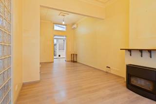 <p>Deze woning beschikt over 6 slaapkamers, een stadskoer en moderne energiezuinige voorzieningen zoals een warmtepomp (lucht-lucht), zonnepanelen en thuisbatterij.<br /><br /><strong>Indeling:<br /></strong>Bij binnenkomst leidt de ruime inkomhal met authentieke moulures naar de lichte leefruimte, voorzien van een gaskachel en een lucht-lucht warmtepomp. Aansluitend bevindt zich een bureauruimte met toegang tot de stadskoer via een schuifraam.<br /><br />De keuken is volledig uitgerust met een oven, combi-oven, vaatwasser, 5-pits gasvuur en dampkap. Hier zijn ook aansluitingen voor een wasmachine en droogkast voorzien. Op het gelijkvloers bevindt zich verder nog een apart toilet.<br /><br />Op het <span>tussenverdiep (0-1)</span> bevindt zich een badkamer met een bad, douche, dubbele lavabo met meubel en toilet.<br /><br /><span>De eerste verdieping</span> omvat twee ruime slaapkamers.<br /><br />Op de <span>tweede verdieping</span> is er momenteel één grote slaapkamer (30m²), die eenvoudig opnieuw kan worden opgedeeld in twee aparte kamers. Op <span>de derde verdieping</span> zijn er nog eens twee extra slaapkamers onder het recent vernieuwde en goed geïsoleerde dak.<br /><br /><strong>Bijzonderheden:<br /></strong>Daken geïsoleerd.<br />EPC energielabel C.<br />Zonnepanelen en thuisbatterij.<br />Alle leidingen werden vernieuwd.<br />5-6 slaapkamers.<br />Warmtepomp lucht-lucht in de leefruimte.</p>
<p><strong>Ligging:<br /></strong>Centraal gelegen in Borgerhout, met winkels, scholen en openbaar vervoer vlakbij. Vlotte verbindingen naar Antwerpen en Spoor Oost op korte afstand.</p>