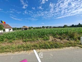 Goedgelegen perceel landbouwgrond met een oppervlakte van 46 are 55 centiare. Het perceel is rechtstreeks bereikbaar vanaf de openbare weg, wat zorgt voor een vlotte toegankelijkheid met landbouwvoertuigen.De grond is momenteel verpacht. Ideaal als investering of voor landbouwdoeleinden, met inachtneming van de bestaande pachtovereenkomst.