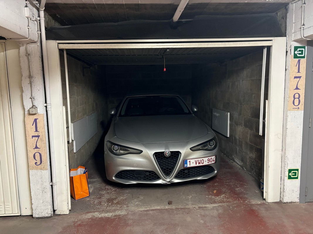 Afgesloten garagebox op wandelafstand Station en Ladeuzeplein ! - foto 5