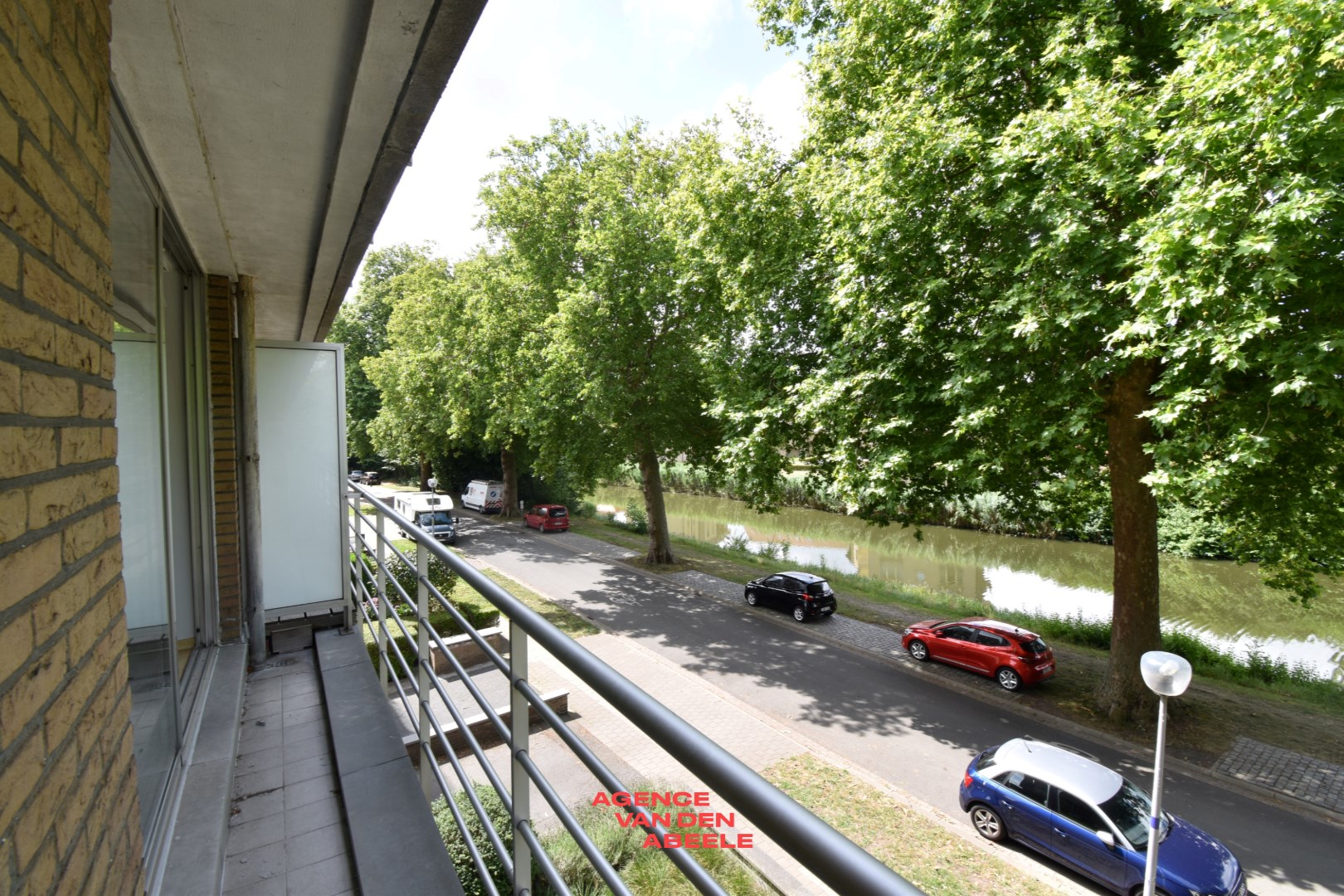 Ruim woonappartement met 1 slaapkamer en grote garage - foto 2