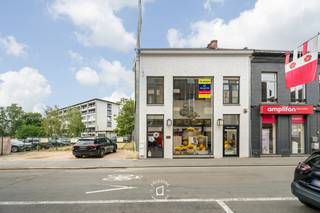 Bent u op zoek naar een representatief modern handelspand met woongelegenheid op een absolute toplocatie in het centrum van Diest? Dan is deze eigendom een unieke opportuniteit. Gelegen in de meest gegeerde winkelstraat van Diest, waar momenteel de gerenommeerde optiekzaak Punie (beschikbaarheidsdatum in onderling overleg met de verkoper) gevestigd is, geniet dit pand van een uitstekende commerciële zichtbaarheid en een constante passage. <strong>Het gebouw werd volledig nieuw opgetrokken in 2012 </strong>en biedt alle hedendaagse comfort dankzij het recente dak, de moderne technieken en de conforme elektriciteit. <strong>Op het gelijkvloers </strong>bevinden zich een ruime winkelruimte met hoge plafonds die zorgen voor een bijzonder aangenaam ruimtegevoel, een atelier, een afzonderlijk<strong>e refractieruimte, een kantoor en een apart toilet. De eerste verdieping beschikt over een extra kantoorruimte, een ingerichte keuken, een badkamer, een afzonderlijk toilet en één slaapkamer. Daarnaast is er nog een praktische zolder</strong> die extra bergruimte biedt. <strong>Het pand is bovendien uitgerust met zonnepanelen, verwarming en airconditioning en behaalt een gunstig EPC-label B, wat resulteert in een energiezuinig en comfortabel geheel</strong>. Het basis kadastraal inkomen bedraagt € 2.684. Dit instapklare handelspand met woongelegenheid combineert een uitstekende ligging met een kwalitatieve afwerking en is zowel geschikt voor eigen uitbating als een interessante investering. Gelegen in de historische stadskern van Diest. EPC LABEL B. AIRCO UNITS (Koud &amp; Warm). ZONNEPANELEN AANWEZIG. 