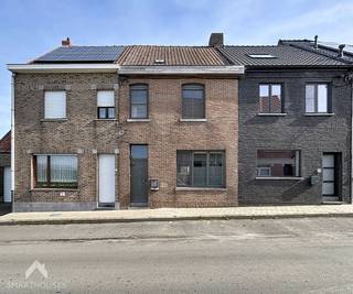 <p>Instapklare en energiezuinige woning met een frisse uitstraling en fenomenaal zicht op de velden. Via de inkomhal kom je in de gezellige leefruimte met zit- en eethoek, die naadloos overloopt in de open, volledig geïnstalleerde keuken. Aansluitend vind je een ruime berging – praktisch en discreet weggewerkt. De badkamer op het gelijkvloers is uitgerust met douche, lavabo en toilet.</p>
<p>Buiten wacht een absolute eyecatcher: een enorme tuin met een grote tuinberging en een weids, rustgevend uitzicht waar je elke dag van geniet.</p>
<p>Op de eerste verdieping bevinden zich twee volwaardige slaapkamers en een extra kamer, ideaal als dressing, bureau of babykamer. De vaste trap leidt naar de zolder van 38 m², een veelzijdige ruimte met tal van mogelijkheden.</p>
Een perfecte mix van comfort, ruimte en natuur voor wie modern wil wonen in alle rust.<br /><br />Extra troeven<br /><br />
<ul>
<li>energiezuinig</li>
<li>overal rolluiken</li>
<li>regenwaterput</li>
<li>prachtig uitzicht</li>
<li>rustig gelegen nabij belangrijke invalswegen, winkels, school,...</li>
<li>instapklaar</li>
</ul>
<br />Deze woning is te koop ZONDER makelaar via het concept van Smart Houses. Wenst u verdere inlichtingen of een bezoek? Contacteer rechtstreeks de eigenaar via 0471/20.23.99