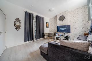 Ontdek deze eigendom exclusief tijdens onze Open Huizendag op zondag 13 september, van 10.00 tot 11.00 uur. U bent van harte welkom, met of zonder afspraak.<br /><br />Info & bezoeken: anastasia.s@weinvest.be | 02 315 77 22<br /><br />We Invest stelt u met plezier dit appartement met één slaapkamer voor, gelegen vlak bij het historische centrum van Brussel.<br /><br />Het appartement geniet van een uitstekende ligging, op wandelafstand van de Koolmijnenkaai en de Dansaertwijk, met een vlotte bereikbaarheid dankzij tram, metro en treinstation. Het is gelegen in een rustige straat, in een kleinschalig gebouw van drie verdiepingen, zonder lift en zonder gemeenschappelijke lasten.<br /><br />Met een bewoonbare oppervlakte van ongeveer 71 m² bestaat het appartement uit een woonkamer, een keuken, één slaapkamer, een dressing (die ook kan dienen als kinderkamer of bureau), een badkamer en een apart toilet.<br /><br />Het appartement is momenteel verhuurd. De koper kan genieten van de huurinkomsten of, overeenkomstig de geldende regelgeving, de huurovereenkomst opzeggen voor eigen bewoning.<br /><br />EPC: E – CO₂-uitstoot: 49 kg/m²/jaar – Primair energieverbruik: 248 kWh/m²/jaar.<br />Conforme elektrische installatie. <br /><br />Dankzij de centrale ligging, vlak bij winkels, openbaar vervoer, scholen en de belangrijkste invalswegen, vormt dit appartement een uitstekende opportuniteit voor zowel investeerders als kopers die op zoek zijn naar een centrale woonlocatie. Houd er rekening mee dat een lichte opfrissing en een herinrichting van de ruimtes wenselijk kunnen zijn.<br /><br />Een kelder is eveneens beschikbaar (+ € 2.000).<br /><br />“Wilt u meer zien? Ontdek alle panden die op 13 september exclusief te bezichtigen zijn → https://weinvest.be/fr-BE/search?at=Bruxelles&c=4.35121%2C50.8551&t=place&exclusive=1&src=seo-landing”