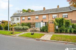 Woning met 3 slaapkamers en garage op de Bosmolens in Izegem<br /><br />In de Pieter De Coninckstraat 11, op de gegeerde <strong>Bosmolens</strong> in Izegem, ontdekt u deze woning met drie slaapkamers, een garage en een koer met terras. De praktische indeling en de mogelijkheid om het interieur naar eigen smaak op te frissen, maken dit een interessante kans voor wie een eigen thuis wil creëren. <br /><br />De inkomhal met trap leidt naar de woonkamer met salon. Verder vindt u de keuken met <strong>ontbijthoek </strong>en een ruime berging/wasplaats. De aansluitende <strong>garage </strong>biedt praktisch comfort. Buiten is er een koer met terras, aangevuld met een handige <strong>uitweg</strong>.<br /><br />Op de verdieping bevinden zich <strong>drie slaapkamers</strong> en de badkamer. De woning beschikt over<strong> centrale verwarming</strong> op gas en dubbele beglazing: een goede basis om verder op voort te bouwen.<br /><br />Met een gerichte opfrissing geeft u deze woning een eigentijdse uitstraling die helemaal bij u past. Een mooie opportuniteit voor wie de mogelijkheden ziet van een woning op een goede locatie in Izegem.<br /><br />Interesse in deze woning op de Bosmolens? Plan een bezoek en ontdek het potentieel ter plaatse.<br /><br />EPC label D, geen renovatieplicht.<br />Bewoonbare oppervlakte 176m².<br /><br />Benieuwd naar dit pand of een andere eigendom? www.coventa.be – 051 222 051
