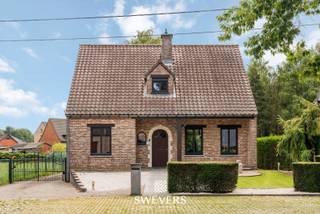Voor meer info en foto’s, surf naar www.swevers.be – Deze vrijstaande woning op de Lommelsesteenweg in Leopoldsburg combineert een klassieke uitstraling met hedendaags wooncomfort. Met vier ruime slaapkamers, badkamer, overdekt terras, een kelderverdieping van 90 m² én een perceel van 8 are biedt deze gezinswoning verrassend veel ruimte. De woning werd gebouwd in 1996 en recent esthetisch en energetisch vernieuwd: spouwmuurisolatie (2023), airco (2024) en nieuwe ramen (2025). Ook zonnepanelen en zonnewering zorgen voor een energiezuinige en onderhoudsvriendelijke woonomgeving. De lichtrijke leefruimte sluit aan op een praktische openkeuken en eetplaats met zicht op het overdekte terras. Een slaapkamer op het gelijkvloers maakt gelijkvloers wonen of een thuiskantoor mogelijk. Boven zijn er drie slaapkamers en een goed uitgeruste badkamer. In de kelder vind je bergruimte, een garage en extra mogelijkheden voor hobby of werk.<br />De zuidoostelijke tuin biedt genot van zon én schaduw, het station, scholen en winkels liggen vlakbij. Deze woning is ideaal voor gezinnen die ruimte en comfort zoeken met een toekomstgerichte insteek. Voor meer informatie, bel 011 255 155. Bron bewoonbare oppervlakte: EPC – verslag.