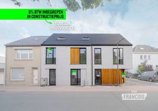GOED NIEUWS: DE PRIJS DAALT, UW WOONCOMFORT NIET!<br /><br />TIJDELIJK PRIJSVOORDEEL DANKZIJ 6% BTW INBEGREPEN IN DE CONSTRUCTIEPRIJS!<br /><br />NIEUWBOUWAPPARTEMENT MET TUIN EN TERRAS IN HARTJE ICHTEGEM<br /><br />Residentie Many – Engelstraat 137, 8480 Ichtegem<br /><br />Ontdek dit eigentijdse nieuwbouwappartement op de gelijkvloerse verdieping van Residentie Many, gelegen op een centrale en vlot bereikbare locatie in Ichtegem.<br /><br />Dankzij de ligging nabij het centrum bevinden diverse voorzieningen zich op wandelafstand, waaronder winkels, supermarkten, restaurants, scholen en andere dagelijkse faciliteiten. Een ideale combinatie van rustig wonen en alle comfort binnen handbereik.<br /><br />Het appartement beschikt over een bewoonbare oppervlakte van 85.69 m² en geniet dankzij de gelijkvloerse ligging over een aangename buitenruimte met terras en private tuin.<br /><br />De praktische indeling omvat een inkomhal, een apart gastentoilet, handige berging, badkamer, ruime leefruimte met open keuken en twee volwaardige slaapkamers.<br /><br />Dit appartement is energiezuinig omdat onder andere de verwarming gebeurt via een warmtepomp. Hierdoor heb je een E-peil van 28! Er is vloerverwarming voorzien in elke ruimte.<br /><br />De combinatie van een moderne nieuwbouw, een functionele indeling en een eigen tuin maakt dit appartement bijzonder geschikt voor zowel starters, koppels als wie comfortabel en toekomstgericht wil wonen.<br /><br />Mogelijkheid van parkeerplaats bij te kopen aan 3000€ (excl.kosten)<br /><br />Interesse in dit nieuwbouwappartement? Neem gerust contact met ons op voor meer informatie over dit appartement en de andere beschikbare units binnen Residentie Many.<br /><br />