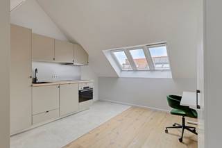 <span><strong>**Vraag uw brochure op/bezoek aan**</strong></span><br /><br />Op een steenworp van het centrum van Leuven kan je dit opbrengstpand met 5 vernieuwde studio's terugvinden. We bevinden ons dus in de begeerde omgeving van Gasthuisberg en ook een vlotte bereikbaarheid met het openbaar vervoer en een aansluiting op tal van verbindingswegen. Kortom zitten we op een toplocatie met allerlei faciliteiten in de buurt!<br /><br />Alle studio's zijn bemeubeld en beschikken over een volledig geïnstalleerde keuken, privatieve badkamer en enkele beschikken over een privatieve buitenruimte. Kortom, deze studio's bieden alles voor jong professionals en studenten op zoek naar een comfortabele woonplek op de stadsgrens.<br /><br />UNIT 00.01: Studio gelijkvloerse verdieping (25,85 m2), privatieve keuken, badkamer, aparte slaapruimte en privatief terras.<br />UNIT 00.02: Studio gelijkvloerse verdieping (28,63 m2) achterzijde, privatieve keuken, badkamer en privatief terras.<br />UNIT 00.03: Studio gelijkvloerse verdieping (23,76 m2) achterzijde, privatieve keuken, badkamer, aparte slaapruimte en privatief terras met uitzicht op groen.<br />UNIT 01.01: Studio eerste verdieping (25,66 m2), privatieve keuken, badkamer en aparte slaapkamer.<br />UNIT 02.01: Studio tweede verdieping (22,31 m2), privatieve keuken, badkamer en aparte slaapkamer. <br /><br /><span><strong>Op zoek naar een investering met onmiddellijk rendement? Dan ben je hier op het juiste adre</strong></span>s!<br /><br /><span><strong>Interesse? Vraag je brochure op en plan uw bezoek in met onze Expert Investeringsvastgoed: jack@connect-immo.be of 0495 53 46 49</strong></span><br /><br />EPC 00.01: 30 kWh/m² - 3535116<br />EPC 00.02: 49 kWh/m² - 3535173<br />EPC 00.03: 26 kWh/m² - 3535383<br />EPC 01.01: -12 kWh/m² - 3535253<br />EPC 02.01: 14 kWh/m² - 3535220