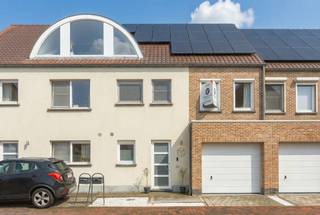 Instapklare woning met 3 slaapkamers (meer slpks mogelijk). Epc-score: 100 kWh/m² (label A)Ligging: autoluw woonerf nabij het centrum van...