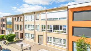 <p><strong>Instapklaar gelijkvloers appartement met tuin en balkon in hartje Turnhout</strong></p>
<p>Ontdek dit aangename en centraal gelegen appartement op het gelijkvloers, gelegen in een rustige straat in Turnhout. Een ideale woonplek voor wie houdt van comfort, groen en een centrale ligging!</p>
<p>Bij het betreden van het appartement komt u in een ruime, aparte inkomhal die toegang biedt tot alle vertrekken. De lichtrijke woonkamer met grote raampartijen sluit naadloos aan op de open keuken, die voorzien is van alle nodige comfort.</p>
<p>Het appartement beschikt over twee slaapkamers, waaronder een ruime hoofdslaapkamer en een tweede kamer die perfect dienst kan doen als logeerkamer, bureau of dressing.</p>
<p>De badkamer is uitgerust met een ligbad, toilet en een badkamermeubel met praktische opbergruimte.</p>
<p>Buiten geniet u van een privébalkon én toegang tot een afgesloten, gemeenschappelijke groene tuin – een echte troef voor wie van buitenruimte houdt in de stad.</p>
<p><strong>Extra troeven:</strong></p>
<ul>
<li>
<p>Gelijkvloers wonen met privébalkon</p>
</li>
<li>
<p>Afgesloten, groene gemeenschappelijke tuin</p>
</li>
<li>
<p>Inclusief berging</p>
</li>
<li>
<p>Rustige ligging op wandelafstand van winkels, openbaar vervoer en het stadscentrum</p>
</li>
<li>
<p>Ook interessant voor investeerders: het appartement op de tweede verdieping is eveneens te koop</p>
</li>
</ul>
<p>Een uitstekende kans voor zowel eigen bewoning als investering!</p>