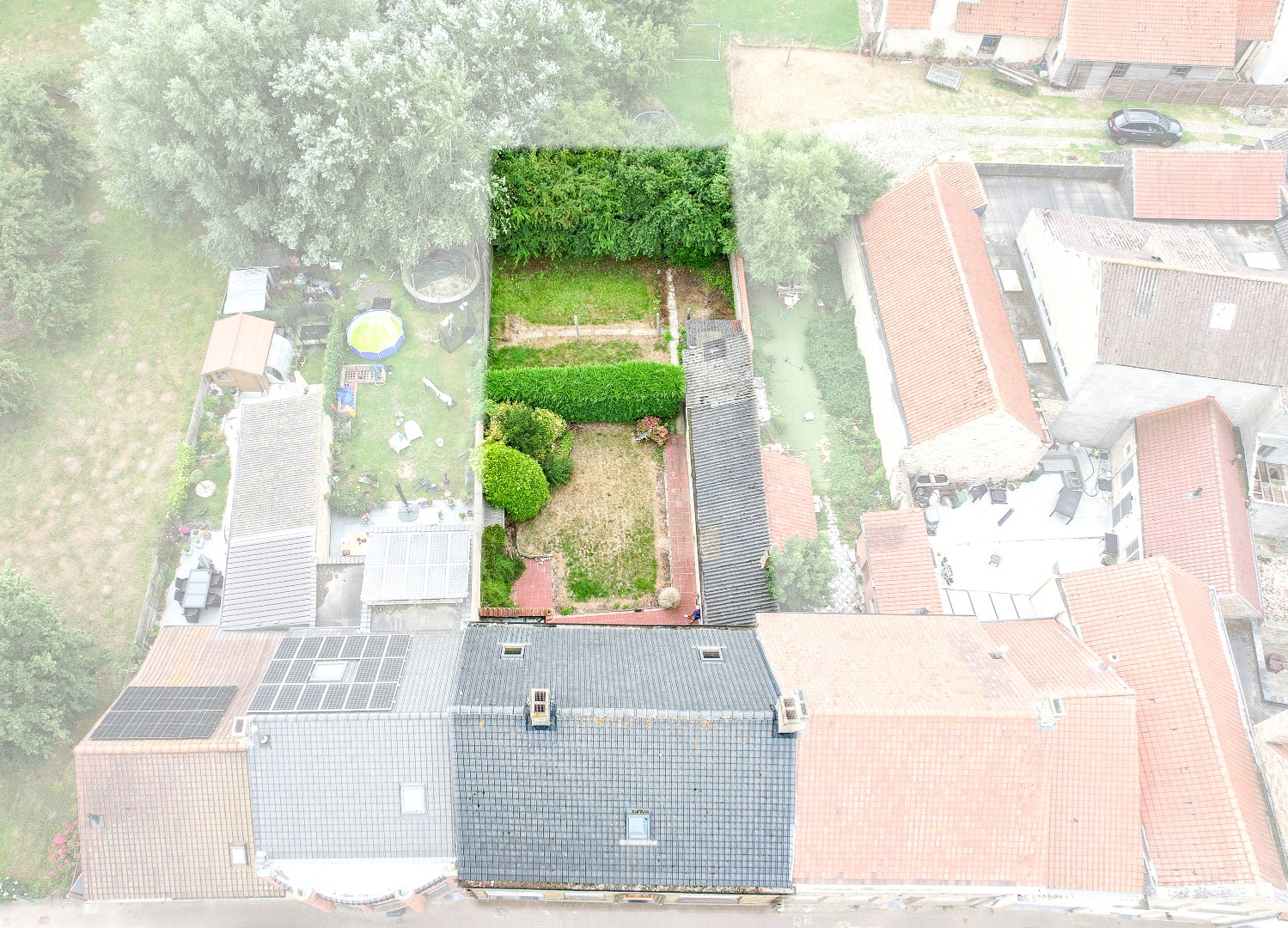 Zeer ruime te renoveren woning met statige gevel op 445 m² met zuid-west georiënteerde tuin. - foto 2