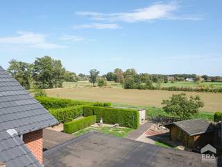 <p><strong>Ruime woning met prachtig landelijk uitzicht vlakbij centrum Overpelt!</strong></p>
<p>Op een gunstige locatie in Pelt, rustig en landelijk maar toch vlak bij het centrum van Overpelt, vinden we deze steeds zeer goed onderhouden woning op een perceel van 7a92ca. Achteraan geniet u van een mooi open zicht over de weilanden en de Dommelbeek. De woning dateert van 1965 en biedt maar liefst 181 m² bewoonbare oppervlakte. De bijgevoegde indelingsplannen tonen een ruime woonkamer, keuken, badkamer, inpandige garage en kelder. Op de verdieping bevinden zich 3 slaapkamers, een extra kamer en tweede toilet. Verder beschikt de woning over PVC-ramen met dubbele HR-beglazing (2013), 10cm dakisolatie, een open luchtspouw en een overzetdak (2010). Verwarming op stookolie, aangevuld met houtkachel. EPC-label E: renovatieplicht van toepassing.</p>
<p><strong>Een solide woning met ruimte, potentieel én een bijzonder mooie ligging!</strong></p>