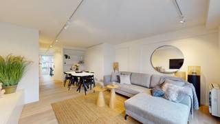 Gerenoveerd duplex appartement met 3 slaapkamers gelegen op de Leopoldlaan te Knokke op wandelafstand van de Zeedijk en de Lippenslaan.  Indeling...