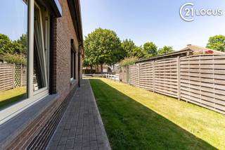 <p>Achter deze verzorgde gevel schuilt een verrassend ruime bungalow waar comfort, rust en ruimte perfect samenkomen. Gelegen in een rustige straat in Kieldrecht geniet u hier van een aangename woonomgeving, een praktische gelijkvloerse indeling en een woning die doorheen de jaren met veel zorg werd onderhouden.<span></span></p> <p>Met een <strong>bewoonbare oppervlakte van 162 m²</strong> beschikt de woning over een lichtrijke leefruimte waar grote raampartijen zorgen voor een aangename sfeer en een mooi contact met de tuin. De verzorgde keuken sluit naadloos aan op de leefruimte en vormt het hart van het dagelijkse gezinsleven.</p> <p>Verder beschikt de woning over <strong>drie volwaardige slaapkamers</strong>, een verzorgde badkamer, een afzonderlijk toilet en een uitzonderlijk ruime inpandige garage met tal van gebruiksmogelijkheden.</p> <p>Een absolute meerwaarde is de <strong>geïsoleerde bergzolder van ca. 133 m²</strong>. Dankzij deze royale extra ruimte biedt de woning interessante toekomstmogelijkheden. Mits de nodige aanpassingen en conform de geldende regelgeving kan deze verdieping eventueel verder ingericht worden als extra slaapkamers, een hobbyruimte of een thuiskantoor.</p> <p>Ook technisch heeft deze woning heel wat troeven. <strong>Rondom werden de ramen en deuren vernieuwd in onderhoudsvriendelijk PVC</strong> (met uitzondering van het keukenraam) en vrijwel alle ramen zijn uitgerust met <strong>elektrische rolluiken</strong>, wat zorgt voor extra comfort, veiligheid en gebruiksgemak. Bovendien behaalt de woning dankzij de aanwezige dak- en muurisolatie een <strong>gunstig EPC van 202 kWh/m²/jaar</strong>.</p> <p>Buiten wacht een <strong>zonnige tuin</strong> waar u in alle rust kunt genieten van het buitenleven. De combinatie van de rustige ligging, de verzorgde staat van onderhoud, de ruime volumes en de uitbreidingsmogelijkheden maakt van deze bungalow een woning die u eigenlijk zelf moet ervaren.</p> <p><strong>Plan vandaag nog uw bezoek en laat u verrassen door de ruimte, het comfort en de mogelijkheden die deze woning te bieden heeft.</strong></p>