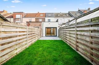 <p><span>Dit vernieuwde huis in de Magdalenasteenweg, ligt in het hart van het dorp, op slechts een paar minuten wandelen van het station van Muizen. U kan hier op veel plaatsen gratis parkeren. De gevels zijn afgewerkt in contrastkleuren: witgeverfd met donkere plint en zwarte PVC ramen (driedubbel glas) aan de voorgevel en sierpleister (10cm isolatie) aan de achtergevel. Op het gelijkvloers ligt bezijden de inkom een ruimte, waar de tellers worden afgeschermd met een omkasting en waar u ook uw wasmachine en droogkast kwijt kan. In de leefruimte met open keuken, vallen de sierradiatoren op, de keramische tegels (parketimitatie), de glazen deur (aluminium) met glas, plus de grote vlakke dakkoepel met afstandsbediend zonnescherm. Het schuifraam kijkt uit op het betegelde terras en de omheinde zonnige tuin. In de keuken stelen de volgende apparaten de show: vaatwasser, dampkap, koelkast, freezer en kookplaat. Qua bergruimte staat een goed geventileerde kelder ter beschikking. Nieuwe beukenhouten verdiepingstrappen passen goed bij de laminaatvloeren van de 2 ruime kamers, waarvan één grote onder dak gelegen is en de hele 2e verdieping inneemt. De badkamer omvat een sierradiator, inloopdouche met glazen wand en een lavabomeubel. Het epc-label B werd behaald met behulp van een nieuwe condensatieketel, 10 cm gevelisolatie (achtergevel), 18cm isolatie in het platte dak en 10cm minerale wol in het schuine dak. Doorheen de woning zijn veel in het plafond ingebouwde led-spots voorzien.</span></p><p><span> </span></p>