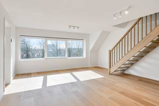 Op een rustige maar toch centrale ligging nabij station Gent-Sint-Pieters vind je dit volledig<br />gerenoveerd appartement, tot in de puntjes afgewerkt met oog voor detail en met gebruik van<br />kwalitatieve materialen.<br />Het appartement straalt moderniteit en comfort uit, met grote glaspartijen en een slimme,<br />praktische indeling. De gezellige leefruimte staat garant voor een licht en ruimtelijk gevoel;<br />de open keuken is volledig uitgerust en ontworpen in een strak, modern design, ideaal voor<br />wie houdt van stijlvol koken.<br />De badkamer is smaakvol ingericht en voorzien van een bad en een douche. Het appartement<br />beschikt over drie comfortabele slaapkamers, perfect voor een koppel, jong gezin of wie een<br />extra ruimte zoekt. Het gemeenschappelijke Olympiadeplein biedt extra<br />ontspanningsmogelijkheden.<br />Met een EPC-score van A, een warmtepomp en vloerverwarming combineert dit appartement<br />modern wooncomfort met energiezuinigheid. Gelegen in een rustige, residentiële buurt, biedt<br />het een ideale balans tussen sereniteit en een uitstekende bereikbaarheid, op korte afstand van<br />de stad Gent.<br />Extra troeven zijn de private (fietsen)berging op het gelijkvloers met apart elektriciteitscircuit.<br /><br />Bezoek? Bel Matthias 0497/76.84.89