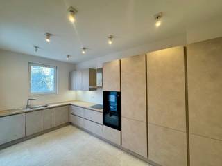 Située avenue Herbert Hoover 143, au cœur du quartier Georges Henri, cette superbe maison unifamiliale entièrement rénovée séduira immédiatement...