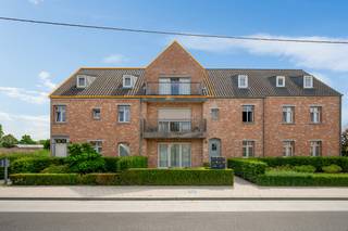 Op een uitstekende locatie vlak bij het centrum van Beerzel bevindt zich deze prachtige penthouse, gelegen op de tweede verdieping van een verzorgd gebouw uit 2009. De ligging is bijzonder praktisch, met winkels, scholen, het openbaar vervoer en het centrum op korte afstand.<br /><br />Het appartement beschikt over een bewoonbare oppervlakte van ca. 97 m² en werd hoogwaardig afgewerkt en steeds bijzonder goed onderhouden. De leefruimte geniet van veel lichtinval en geeft toegang tot het ruime achterterras van maar liefst 54 m². Dit zuidwest- gerichte terras biedt een prachtig zicht op het achterliggende groen waardoor dit een heerlijke plek is om te genieten van de buitenruimte.<br /><br />De leefruimte sluit mooi aan op de praktische open keuken, die voorzien is van de voornaamste toestellen, waaronder zowel een koelkast als een diepvries. Vooraan beschikt het appartement daarnaast over een tweede terras van ca. 5 m².<br /><br />Verder zijn er twee slaapkamers, een badkamer met zowel een bad als douche en een aparte toiletruimte. De praktische indeling wordt vervolledigd door een praktische berging. Het appartement is voorzien van verschillende op maat gemaakte inbouwkasten.<br /><br />Bij het appartement hoort een ondergronde garage staanplaats en een ruime berging. Een bijzonder praktisch voordeel is dat de lift rechtstreeks naast de staanplaats stopt, wat het verplaatsen van boodschappen en andere spullen bijzonder gemakkelijk maakt. Daarnaast is er binnen het gebouw een aparte fietsenstalling voorzien.<br /><br />De gemeenschappelijke kosten bedragen ca. € 136 per maand.<br /><br />Bent u op zoek naar een hoogwaardig afgewerkt penthouse met een uitzonderlijk ruim terras, een prachtig zicht op het groen en een uitstekende ligging nabij het centrum van Beerzel? Contacteer ons via 0473/27 88 57 of neem een kijkje op www.boonstravastgoed.be.<br />Bijzonderheden:<br />• 54 m² terras<br />• Ingemaakte kasten<br />• Staanplaats en berging<br />