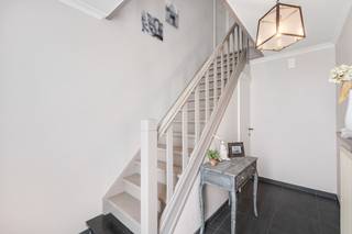 Bent u op zoek naar de <u>perfecte balans tussen ruimte, modern wooncomfort en een idyllische leefomgeving?</u><br />Deze o<strong>pen gezinswoning</strong> brengt werkelijk het beste van twee werelden samen tot een thuis die keer op keer zal blijven charmeren.<br />Hier geniet de toekomstig eigenaar(s) dan ook enkel voordelen en troeven.<br /><br />Gelegen in het charmante Hansbeke, Kindvriendelijke leefomgeving in doodlopende straat, op wandelafstand van treinstation<br />Met als kers op de taart een adembenemend, groen verzicht die je meeneemt doorgeen de seizoenen.<br /><br /><strong>Topligging in een levendig en charmant dorp</strong><br /><span>Wonen in Hansbeke betekent leven in een warm dorp waar men zich welkom voelt, mee geniet van een veilige omgeving met centraal zijn typerende kerktoren. </span><br /><span>Één dorp volop in beweging: Het cultuurhuis, talrijke verenigingen, de fietssnelweg Gent–Brugge in opbouw bovenop de uiterst gunstige geografische locatie maken deze tot de sterk gewenste regio op vandaag.<br />Vormt dan ook de ideale uitvalsbasis - thuisbasis voor deze met nood aan een uitstekende verbinding met de wagen, combinatie met het treinstation. </span><br /><span><strong>Treinstation Hansbeke</strong> op amper 500 meter EN </span><span><strong>E40</strong> op slechts 3 minuten voor een uitstekende verbinding richting Gent, Brussel, Antwerpen of de kust.</span><br /><br /><strong>Ruimte die de norm van hedendaags standaard overtreft.</strong><br />Waar een groot aantal zoekende kopers bij hedendaagse nieuwbouw op hun honger blijven zitten,<br />biedt deze open bebouwing met maar liefst <strong>192 m² bewoonbare oppervlakte</strong> op elk niveau méér.<br /><br />14 zonnepanelen voorzien incl. groenestroom certificaten nog tot 2030. <br />Elektriciteit conform gekeurd - EPC label: C - HR cv-ketel 2019. <br /><br /><strong>Gelijkvloers in 2011 voorzien van uitbouw “tuinkamer”</strong>
<ul>
<li><span><strong>Ontvangst:</strong> Via de groene voortuin betreedt u de inkomhal met een praktische berging onder de trap.</span></li>
<li><span><strong>Leefruimte:</strong> De oorspronkelijke bouw loopt naadloos over in de royale woonuitbreiding (de tuinkamer). Vandaag is deze flexibele ruimte ingericht met twee zithoeken en twee eetkamers. Opnieuw mogelijkheden die het verschil kan maken voor gezinnen met ruimere noden en wensen voor hun ideale thuis. </span></li>
<li><span><strong>Keuken & Comfort:</strong> Verbindt centraal oorspronkelijke woonkamer met de tuinkamer. De ingerichte keuken biedt vanuit elke hoek zicht op het privatieve groen.</span> Aansluitend bevindt zich achteraan een gastentoilet en een recente douchekamer met inloopdouche en lavabomeubel.</li>
<li><span><strong>Berging:</strong> De voormalige garage heeft deels plaatsgemaakt voor de douchekamer. het overige deel slim omgevormd tot op vandaag (fietsen)berging, wasplaats en technische ruimte.</span></li>
</ul>
<br /><strong>Eerste verdieping: Vier volwaardige slaapkamers</strong>
<ul>
<li><span>De nachthal verbindt <strong>vier volwaardige, ruime slaapkamers</strong>. Dergelijke afmetingen zijn vandaag de dag eerder uitzonderlijk en bieden elk gezinslid het nodige eigen ruimte en comfort.</span></li>
<li><span>Centraal bevindt zich een tweede, te vernieuwen praktisch ingerichte badkamer voorzien van bad/douche combi, lavabo en toilet. </span></li>
</ul>
<strong>Tweede verdieping: Extra opbergruimte</strong>
<ul>
<li><span>Via een zolderluik heeft u toegang tot een ruime bergzolder. Een ideale, niet te verwaarlozen extra ruimte voor alle spullen die u niet dagelijks nodig heeft.</span></li>
</ul>
<br /><strong>Zongerichte tuin met een adembenemend panorama</strong><br />De voor-, zij- en achtertuin bieden de perfecte combinatie van privacy, zon en ruimte. Hier geniet u in alle rust van gezellige momenten met familie en vrienden.<br />De ultieme kers op de taart? Het <strong>uitzonderlijke, vrije uitzicht over de achterliggende natuur</strong>.<br />Trekt steevast de aandacht, verveelt nooit en voelt als een levend schilderij dat rust brengt in uw dagelijks leven.<br /><br /><strong>Richtprijs</strong><br /><u>De vooropgestelde richtprijs voor deze allesomvattende gezinswoning bedraagt: € 499.000 euro.</u><br />Neem vandaag nog contact, Regio Vastgoed bezorgt een volledige verkoopdossier en bezoekmogelijkheden. <br />