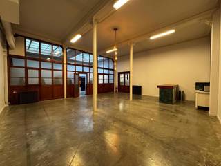 <p>In dit authentieke gebouw genaamd ‘The Grain Embassy’ op het Eilandje komt deze prachtige kantoorruimte beschikbaar.<br /><br />Dit karaktervolle pand, een echte landmark op de Londenstraat in Antwerpen, bevindt zich op wandelafstand van het MAS en Park Spoor Noord en biedt een unieke kans voor wie op zoek is naar een kantoorruimte of showroom te huur in Antwerpen.<br /><br />De beschikbare oppervlakte van ca. 100 m² bevindt zich op het gelijkvloers en combineert historische charme met hedendaags comfort.<br /><br />Vooraan ligt een polyvalente ruimte die perfect kan dienen als kantoor, showroom of winkel. Achteraan bevindt zich een extra ruimte die kan gebruikt worden als uitbreiding van de showroom of als stockage. Dankzij de hoge plafonds met moluren, de parketvloer en de overvloedige lichtinval straalt het geheel een stijlvolle en professionele sfeer uit. Bovendien beschikt de ruimte over privatief sanitair en een kitchenette, wat het dagelijkse gebruik bijzonder praktisch maakt.<br /><br />De ligging op de Londenstraat is niet alleen uiterst zichtbaar, maar ook vlot bereikbaar dankzij het openbaar vervoer dat voor de deur stopt. Dit maakt de locatie ideaal voor ondernemers die hun kantoor of showroom in Antwerpen willen vestigen op een plek die uitstraling, bereikbaarheid en identiteit perfect combineert.<br /><br />Huurprijs : 1.450 €/maand (excl. kosten en gemeenschappelijke lasten)<br />Kosten : 290 €/maand<br />Gemeenschappelijke lasten : 260 €/maand<br /><br />Op zoek naar een kantoor of showroom te huur in Antwerpen? Neem contact op met Julie via julie@reds.be.</p>