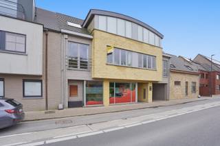 Recent appartement met privatieve tuin (346m²) en ruim terras (40m²) in het centrum van Woumen!<br /><br />Bent u op zoek naar een energiezuinig, instapklaar appartement met een unieke combinatie van comfort, ruimte en buitenbeleving? Dan is dit pareltje in het centrum van Woumen precies wat u zoekt!<br /><br />Dit recent appartement verwelkomt u met een aangename inkomhal met gastentoilet en leidt u naar de lichtrijke leefruimte met open, geïntegreerde keuken. Dankzij de grote raampartijen geniet u hier de hele dag door van een overvloed aan natuurlijk licht en een mooi zicht op het buitengebeuren.<br /><br />Het appartement beschikt over twee volwaardige slaapkamers en een badkamer met douche.<br /><br />De absolute blikvanger? Het ruime terras van maar liefst 40 m² en een privatieve tuin van 346 m². Een zeldzame troef die garant staat voor ultiem genieten, ontspanning en gezellige momenten met familie en vrienden.<br /><br />Bovendien is er de mogelijkheid tot aankoop van een garage, wat het comfortplaatje compleet maakt.<br /><br />De vermelde prijs is een richtprijs, elk bod wordt voorgelegd aan de eigenaar die zich het recht voorbehoudt om dit te aanvaarden of te weigeren.<br /><br />Neem voorsprong met een vrijblijvende en gratis schatting van uw eigendom via:<br />http://www.residentievastgoed.be/gratisonlineschatten<br /><br />EPC: A label (Ref: DI00056)