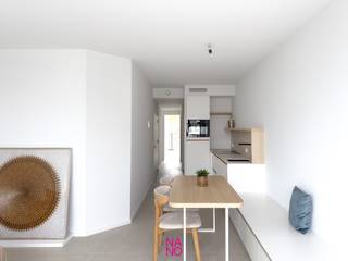 Luxueus afgewerkt nieuwbouwappartement met mooie zonneterrassen en open zichten over het Van Bunnenplein en op zee gelegen op de 5e verdieping van een kleinschalige nieuwbouwresidentie op de Lippenslaan van Knokke-Heist. Dit volledig afgewerkt en deels gemeubeld appartement omvat een inkomhall met toilet en kleine vestiaireruimte, smaakvol ingerichte woonkamer met op maat gemaakte zitbank en meubelen die één geheel vormen met de luxueus afgewerkte open keuken, die op maat werd ontworpen. Achteraan zijn er twee slaapkamers voorzien van ingemaakte kasten en een prachtige badkamer met inloopdouche. Wasruimte, vloerverwarming en privatieve kelder aanwezig. Verkoop onder BTW.