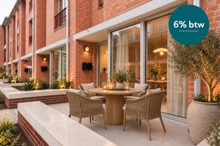 INSTAPKLARE STADWONING MET 4 RUIME SLAAPKAMERS - TERRAS EN STADSTUIN – 6% BTW MOGELIJK!<br /><br />Wonen in Hof Berlamuze is kiezen voor ruimte, rust en licht, midden in de stad. Deze grondgebonden nieuwbouwwoning ligt in het autovrije, groene binnengebied en combineert comfort met een doordachte indeling. <br /><br />De verrassend ruime stadswoning telt drie volwaardige bouwlagen, vier slaapkamers en twee badkamers. Op het gelijkvloers is er een lichtrijke doorzonleefruimte met open, volledig ingerichte keuken, praktische berging en inkomhal met gastentoilet. De keuken geeft uit op een zuidgericht privatief terras aan het groene binnengebied. Via het grote schuifraam in de leefruimte stap je zo in de omheinde stadstuin met zicht op een rustig kruiwagenpad. <br /><br />Op de eerste verdieping vind je twee ruime slaapkamers en een derde kamer, ideaal als bureau of babykamer. De badkamer beschikt over een inloopdouche, dubbel lavabomeubel en toilet. De tweede verdieping is ingericht als riante masterbedroom met dressing en ensuite badkamer met douche en toilet. <br /><br />Ondergrondse parking aanwezig. <br /><br />Verlaagd btw-tarief van 6% mogelijk, goed voor een besparing van € 65.000 (onder voorwaarden). <br /><br />Info of afspraak: www.hofberlamuze.be - wonen@fidesinvest.be - 03 232 54 00