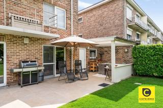 <p><span>Instapklaar gelijkvloers appartement met 2 slaapkamers, prachtige privétuin en garage in Reet</span></p><p><span> </span></p><p><span>Op zoek naar een ruim en instapklaar gelijkvloers appartement met een mooie tuin, veel privacy én een inpandige garage? Dan is dit verzorgd appartement in Reet beslist een bezoek waard.</span></p><p><span> </span></p><p><span>Gelegen in een kleinschalig en verzorgd gebouw, biedt deze woning een aangename combinatie van ruimte, comfort en rust. Met een bruikbare oppervlakte van 118 m² (volgens EPC-attest) geniet u hier van een bijzonder ruimtelijk gevoel. Bovendien beschikt het appartement over een inpandige garage met extra bergruimte en een ruime oprit waar meerdere wagens kunnen parkeren.</span></p><p><span> </span></p><p><span> </span></p><p><span>Leefruimte en keuken</span></p><p><span>De leefruimte vormt samen met de eetplaats en keuken het centrale hart van de woning. De open leef- en eetkeuken baadt dankzij de grote raampartijen in het natuurlijke licht en biedt rechtstreeks zicht en toegang tot het terras en de tuin.</span></p><p><span>De moderne keuken is volledig uitgerust met kwaliteitsvolle toestellen en afgewerkt met een verzorgde tegelwand, wat zorgt voor een frisse en tijdloze uitstraling.</span></p><p><span>Vanuit de leefruimte stapt u rechtstreeks het terras op, waar u heerlijk kunt genieten van het zicht op de tuin. Een ideale plek voor een gezellige ochtendkoffie, een ontspannen aperitief of een zomerse barbecue.</span></p><p><span> </span></p><p><span>Twee slaapkamers en badkamer</span></p><p><span>Het appartement beschikt over twee ruime slaapkamers, die elk genieten van een aangenaam zicht op de groene tuin.</span></p><p><span>De badkamer is praktisch en stijlvol ingericht en beschikt over een ruime inloopdouche, verzorgd tegelwerk en een verwarmde handdoekradiator. Het toilet bevindt zich afzonderlijk, wat zorgt voor extra comfort.</span></p><p><span> </span></p><p><span>Garage en parkeergelegenheid</span></p><p><span>Een belangrijke troef van deze woning is de inpandige garage, die naast plaats voor de wagen ook heel wat extra bergruimte biedt.</span></p><p><span>Daarnaast beschikt de woning over een ruime oprit met parkeermogelijkheid voor meerdere wagens, ideaal voor bewoners en bezoekers.</span></p><p><span> </span></p><p><span>Prachtige tuin met veel privacy</span></p><p><span>De absolute blikvanger van dit appartement is zonder twijfel de fraai aangelegde en onderhoudsvriendelijke tuin.</span></p><p><span>U geniet hier van groene gazonpartijen, verzorgde hagen en kleurrijke borders. Dankzij de aangename privacy vormt deze tuin een heerlijke plek om tot rust te komen en optimaal van het buitenleven te genieten.</span></p><p><span>Het ruime terras biedt voldoende plaats voor tuinmeubilair en een barbecue. Achteraan bevindt zich bovendien een gezellig tuinhuis, ideaal als extra bergruimte voor fietsen, tuinmateriaal of hobbybenodigdheden.</span></p><p><span> </span></p><p><span>Een unieke combinatie van ruimte en buitenbeleving</span></p><p><span>Dit gelijkvloers appartement combineert 118 m² ( cfr epc) aan wooncomfort met een prachtige privétuin, inpandige garage en ruime parkeermogelijkheden. De instapklare staat, de aangename lichtinval, airco aanwezig en de rustige buitenruimte maken dit een bijzonder aantrekkelijke woning voor wie comfortabel en gelijkvloers wil wonen.</span></p><p><span>Een ruime en verzorgde appartmeent met een uitzonderlijke tuinbeleving in het aangename Reet. Zeker een bezoek waard!</span></p><p><span> </span></p><p><span> </span></p>