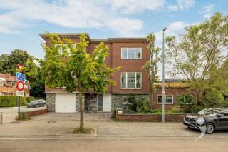 <p><span>Ruime woning in een doodlopende straat te Kessel-Lo</span></p><p><span>Bent u op zoek naar een bel-etage die u volledig naar eigen smaak kunt opfrissen? Dan bent u hier aan het juiste adres.</span></p><p><span>Deze statige en karaktervolle woning uit 1964 beschikt over een uitstekende, solide basis om er een prachtige thuis van te maken. De ruimtes zijn bijzonder royaal, met slaapkamers tot maar liefst 22 m².</span></p><p><span>Een absolute troef is het vergunde terras van 30 m² op de eerste verdieping, waar u in alle privacy kunt genieten van de rustige omgeving.</span></p><p><span>Indeling:</span></p><ul><li><span>Gelijkvloers: inpandige garage, inkomhal met apart toilet en vestiaireruimte, ruime kelder-/berging met aansluitende verwarmings- en wasruimte.</span></li><li><span>Eerste verdieping: centrale keuken met aan beide zijden een eet- en/of leefruimte. Eén van deze ruimtes kan ook perfect gebruikt worden als extra slaapkamer.</span></li><li><span>Tweede verdieping: drie slaapkamers en een badkamer met ligbad en dubbele wastafel.</span></li></ul><p><span>Vooraan de woning is bovendien een extra parkeerplaats voorzien.</span></p><p><span>Er dient geen asbest verwijderd te worden. Het pand is wel onderhevig aan de renovatieplicht vanwege het huidige EPC-label E. De elektrische installatie is niet conform.</span></p><p><span>Vanafprijs: €465.000</span></p><p><span>Benieuwd of deze ruime bel-etage op een toplocatie in Kessel-Lo iets voor u is? Neem dan snel contact op via <span>info@immolivit.be</span></span><span> of 016 15 31 15.</span></p>