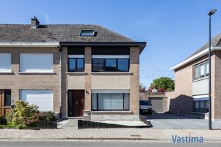 Deze woning onderging een grondige totaalrenovatie en biedt modern comfort in een warme, lichtrijke omgeving. Met slechts enkele kleine...