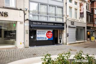De winkel werd met kwalitatieve materialen vernieuwd in 2008 en is nog steeds up to date. Met zijn ergonomische inrichting en brede gangpaden is het winkelpand geschikt voor diverse commerciële activiteiten.<br /><br />Achter de winkel treffen we een ruime werkplaats met ruime koel- en diepvriescellen, apart toilet, grote keuken met een zee aan stockageruimte, gescheiden bureau en privévertrek met douche en toilet. Op het verdiep is een grote, lichtrijke opslagplaats met polyvalente mogelijkheden. De ruimte leent zich perfect toe om ook voor andere commerciële activiteiten te gebruiken.<br /><br />Recente koelcentrale (2016) / Airco in winkel en werkplaats / Glasvezel voor internet / Brander (2020) / ... beperkte algemene kosten / Asbestveilig / EPC D - NR 20260415-0003847769-KNR-1<br /><br />Situeert zich op een boogscheut van de Grote Markt in 1 van de drukst bezochte winkelstraten in het centrum van Aalst. Toegankelijk en zichtbaar vanuit verschillende straten.<br /><br />Zoek het niet verder, begin hier uw zaak!