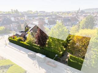 <p><span>Op zoek naar een uitzonderlijk ruime gezinswoning die wonen en werken perfect combineert?</span></p><p><span>Deze veelzijdige woning biedt tal van mogelijkheden dankzij haar royale bewoonbare oppervlakte en doordachte indeling. De woning beschikt over vier volwaardige slaapkamers, terwijl de ruime zolder eenvoudig kan worden omgevormd tot een extra slaapkamer.</span></p><p><span>Er is een badkamer en een afzonderlijke douchekamer aanwezig. Er is nog mogelijkheid voor een extra badkamer te maken. Verder beschikt de woning over maar liefst 5 aparte toiletten, één in de praktijkruimte, twee op het GLV, één op het 1e verdiep en nog één op het 2e verdiep.</span></p><p><span>Een absolute troef is de afzonderlijke praktijk- of kantoorruimte met eigen inkom en wachtzaal. Hierdoor is de woning uitermate geschikt voor zelfstandigen, vrije beroepen of wie regelmatig van thuis uit werkt. In deze ruimte zijn er twee afzonderlijke bureauruimtes aanwezig, met een wachtzaal.</span></p><p><span>Ook qua parkeergelegenheid schiet de woning niet tekort. Buiten is er plaats voor drie wagens, terwijl de ruime inpandige garage plaats biedt aan twee voertuigen. Bovendien zijn er reeds twee laadpalen geïnstalleerd in de garage. Achterin de tuin aan het tuinhuis is er ook nog een ruime staanplaats voorzien. </span></p><p><span>Op energetisch vlak geniet u van de voordelen van zonnepanelen, wat bijdraagt aan een lagere energiefactuur. De woning wordt verwarmd via aardgas met radiatoren, aangevuld met een lucht-luchtwarmtepomp die tevens voor aangename verkoeling zorgt tijdens de zomermaanden.</span></p>