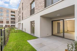 Ontdek het nieuwe, bruisende woonproject, Geel Station Villa Spoorbloem, pal in het levendige centrum van Geel! Met 38 moderne wooneenheden, variërend van studio's tot 1-, 2- en 3-slaapkamer appartementen, bieden wij een divers aanbod voor een breed publiek. Duurzaamheid staat centraal in dit nieuwe project, zonder te moeten inboeten aan comfort. Alle woningen zijn uitgerust met zonnepanelen, vloerverwarming en individuele geothermische warmtepomp. Een e-peil van 20 of lager wordt gegarandeerd. <br /><br />De ideale uitvalsbasis voor wie mobiliteit belangrijk vindt, Geel Station is gunstig gelegen in het hart van het centrum, op enkele minuten stappen van winkelstraten en het station. Voorzien van ruime terrassen en gelijkvloerse tuintjes, bieden onze appartementen een unieke leefomgeving. Bovendien creëren we een oase van rust met een collectieve daktuin, perfect om te ontspannen, te genieten en buren te ontmoeten.<br /><br />Stap de deur uit en betreed een wereld van winkels, cultuur, sport en andere voorzieningen, allemaal op wandelafstand. Pendelaars zullen blij zijn met de vlotte verbindingen naar Antwerpen, Brussel, Lier, Mechelen, Leuven en Hasselt via trein en bus, terwijl de fiets-o-strade voor de deur zorgt voor een veilige, vlotte en snelle verbinding voor niet gemotoriseerd verkeer richting Mol en Herentals. We nodigen je uit om deel uit te maken van dit unieke project en jouw nieuwe thuis te ontdekken in Geel Station Villa Spoorbloem!<br /><br />Meer informatie? Contacteer ons via 014 48 24 78 of check matexi.be/geel-station.