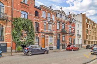 <p><span>Idéalement située dans le quartier européen, entre le square Ambiorix et le parc du Cinquantenaire, nous vous proposons cette splendide maison de 216 m² avec jardin. La maison se compose de la manière suivante : à l'entresol, de grands espaces de stockage et une buanderie. Au rez-de-chaussée, salon avec feu ouvert, salle à manger, cuisine semi-ouverte et un accès au jardin orienté sud-est. Au 1er étage, deux grandes chambres (± 22 m² et 13 m²), une salle de bains et un WC séparé. Au 2e étage, une chambre (± 12 m²), un bureau (± 7 m²) et un WC séparé. PEB E-. Elle vous séduira par son excellente situation, son espace extérieur et son architecture de style éclectique ! À voir absolument.</span></p>