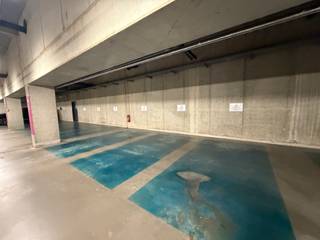 Parkeerplaats te koop op een uitstekende locatie vlak aan Station Leuven.<br /><br />De parking is gemakkelijk bereikbaar en vlot toegankelijk. Via de uitgang kom je rechtstreeks uit aan Station Leuven, waardoor je meteen aansluiting hebt op trein en bus én op wandelafstand bent van het centrum van Leuven.<br /><br />Een interessante parkeeroplossing voor pendelaars, buurtbewoners of werknemers in Leuven, maar eveneens aantrekkelijk als investering met het oog op verhuur.<br /><br />In totaal worden op deze locatie 16 parkeerplaatsen te koop aangeboden. Naast de aankoop van één individuele parkeerplaats is het dus ook mogelijk om meerdere parkeerplaatsen gecombineerd aan te kopen, ideaal voor investeerders of professionele doeleinden.<br /><br />Troeven:<br /><br />Toplocatie aan Station Leuven<br />Gemakkelijke toegang<br />Rechtstreekse uitgang aan het station<br />Centrum van Leuven vlakbij<br />Geschikt voor eigen gebruik of verhuur<br />16 plaatsen beschikbaar – aankoop van meerdere parkings mogelijk<br /><br />Interesse? Neem contact met Thomas via thomas@sophimo.be of 0499 22 99 24!