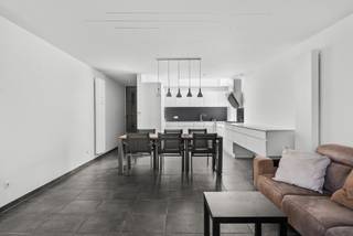 Nieuw te koop in Eeklo:Deze recent gerenoveerde woning is gelegen in de Visstraat in Eeklo, vlakbij scholen, winkels en openbaar vervoer.We betreden...