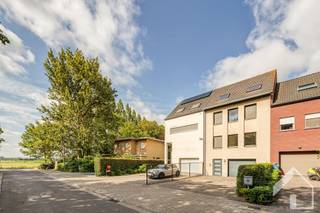 <p><span>Ruime gezinswoning met 5 slaapkamers, leuke tuin, handige dubbele oprit met garage in een rustige enkelrichtingstraat te Ekeren</span></p><p><span> </span></p><p><span>De woning is gelegen nabij het station van Ekeren, bereikbaarheid met openbaar vervoer en via verschillende invalswegen is fantastisch. Het centrum van Ekeren in de nabijheid met winkels en scholen maar ook het Veltwijckpark en natuurdomein "de Oude Landen" liggen in de directe omgeving. Aan ontspanning en natuur geen gebrek.</span></p><p><span> </span></p><p><span>De woning betreden we via de inkomhal met vestiaire. Op de gelijkvloerse verdieping een zeer ruime, praktische garage met daarachter een handige wasplaats/technische ruimte met toegang tot de tuin. Naast gelegen nog een werkplaats/stockage ruimte die kan dienst doen als "kelder". De tuin is mooi groen en zeer diep met achteraan nog een handig tuinhuis. Op de eerste verdieping een gastentoilet en een ruime leefruimte die is opgedeeld in een zithoek en een eethoek. De keuken met alle hedendaags comfort is vernieuwd in 2020  en volledig geörienteerd op de achtergevel met handig terras en een mooi overzicht over de tuin. Grenzend aan de keuken nog een handige bijkeuken.</span></p><p><span>Op de tweede verdieping vinden we twee ruime slaapkamers, een kinderkamer dat ook kan dienst doen als bureel en een badkamer met bad en douche. Op de derde verdieping onder dak vinden we nog 2 extra slaapkamers en een berging. Om  zeker te zijn dat alle ruimte benut is, is er ook nog een bergzolder. </span></p><p><span> </span></p><p><span>Energiezuinig EPC label B</span></p><p><span>Asbestveilig</span></p><p><span>Ruime woning met 5 slaapkamers</span></p><p><span>Zonnepanelen (9) met thuisbatterij</span></p><p><span>Buitenkraan op regenwaterput</span></p><p><span>Een gezinswoning met vele mogelijkheden</span></p><p><span>Geen maatregelen in het Vlaams Handhavingsplatform</span></p><p><span> </span></p><p><span>Op zoek naar een instapklaar, energiezuinige familie woning op een goede locatie? We begeleiden jullie graag tijdens een bezoek.</span></p><p><span>Ook voor een waardebepaling van je eigen woning kan je bij ons terecht.</span></p><p><span> </span></p><p><span>Contacteer immo Matrix-Kolum voor meer info en plan uw bezoek.</span></p><p><span> </span></p><p><span> </span></p><p><span> </span></p>
