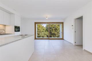 <p><span>Dit </span><span>nieuwbouwappartement met parking </span><span>bevindt zich op de tweede verdieping van het prestigieuze project </span><span>Tuinen van Eden</span><span>, voorzien van lift, in het hart van </span><span>Wilrijk.</span></p><p><span>Ligging</span><span><br />De locatie is een absolute troef: op wandelafstand van de </span><span>Bist</span><span> en toch rustig gelegen in een groene omgeving. Dankzij de nabijheid van de A12 geniet u van een vlotte bereikbaarheid, terwijl openbaar vervoer, winkels en het </span><span>Neerlandpark </span><span>zich vlakbij bevinden.</span></p><p><span> </span></p><p><span>Indeling</span></p><p><span>- inkomhal </span></p><p><span>- nachthal met ingemaakte kasten</span></p><p><span>- leefruimte</span></p><p><span>- open keuken (Ilwa)</span></p><p><span>- badkamer met inloop douche</span></p><p><span>- apart toilet</span></p><p><span>- slaapkamer 1 met ingemaakte kasten</span></p><p><span>- slaapkamer 2</span></p><p><span>- aparte wasberging</span></p><p><span>- technische ruimte</span></p><p><span>- terras met berging</span></p><p><span> </span></p><p><span>Bijzonderheden</span></p><p><span>- energiezuinig EPC A - 16 kWh/m² jaar</span></p><p><span>- vloerverwarming en vloerkoeling</span></p><p><span>- onmiddellijk beschikbaar </span></p><p><span>- veel lichtinval</span></p><p><span>- goede ligging</span></p><p><span>- gemeenschappelijke fietsenberging</span></p><p><span>- ondergrondse autostaanplaats inbegrepen</span></p><p><span>- Verkoop onder BTW 21%</span></p><p><span> </span></p><p><span>Lijkt dit appartement in Wilrijk iets voor jou te zijn, ben je op zoek naar ander vastgoed te koop of te huur in Wilrijk of wens je de waarde van jouw eigendom te kennen? </span></p><p><span>Dan ben je bij BOLT IMMO aan het juiste adres! Wij helpen jou graag verder. Bel 03 568 68 06 of mail naar <span>info@bolt.immo</span></span></p><p><span> </span></p>