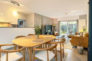 <p>Gelegen in een rustige en residentiële wijk, op de grens van Mortsel met Hove, vinden we in een kleinschalig gebouw dit instapklare appartement.<br />De zeer ruime en lichtrijke woon- en leefruimte bevindt zich vooraan en sluit en suite aan op de open keuken. Deze is praktisch ingedeeld, voorzien van alle toestellen.<br />Via de woonkamer, met grote raampartijen, is er toegang tot het zonnige terras aan de achterzijde gelegen.<br /><br />Het appartement beschikt over twee slaapkamers (ca. 14 m² en 9 m²) en een ingerichte badkamer met grote inloopdouche, bad en dubbele wastafel met meubel. Een apart gastentoilet is eveneens aanwezig.<br />Daarnaast is er een extra grote garage waar eveneens aansluiting voor wasmachine en droogkast is én via de garage kan je eveneens naar het terras. <br /><br />Extra troeven: het volledige appartement is uitgerust met automatische rolluiken, heeft een gunstige EPC-score en zeer lage gemeenschappelijke kosten.<br /><br />Dit appartement is geschikt voor maximaal drie personen en is beschikbaar vanaf 01/12/2025.</p>