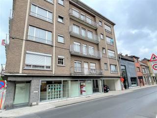 Dit mooie appartement is volledig gerenoveerd en gelegen op een toplocatie in Roeselare, vlak bij de winkelstraat, het station en het centrum. Er...