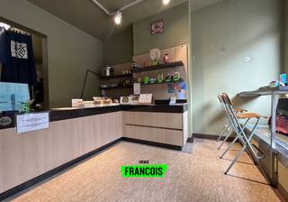Dit sushirestaurant combineert een modern ingerichte zaal met zitplaatsen voor klanten en een goed uitgeruste afhaal- en deliveryservice. Dankzij de centrale ligging en de vaste klantenkring geniet de zaak van een stabiele omzet en een uitstekende reputatie. Actuele huur €1.505,00<br /><br />Een uitstekende opportuniteit voor ondernemers die actief willen worden in de horeca of hun activiteiten wensen uit te breiden met een rendabel en populair sushiconcept.<br /><br />Verkoopmodaliteiten<br /><br /><ul><li>Overname van de aandelen van de vennootschap<br /><br /></li><li>Inclusief handelsfonds, inrichting, goodwill en lopende contracten<br /><br /></li><li>Prijs en bijkomende details op aanvraag<br /><br /></li></ul>
